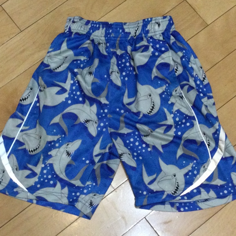 Flow Society Youth Medium Shark Shorts
2 Side pockets like New